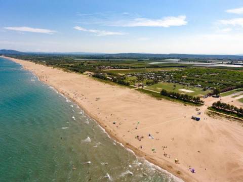 Op steenworp afstand van het strand